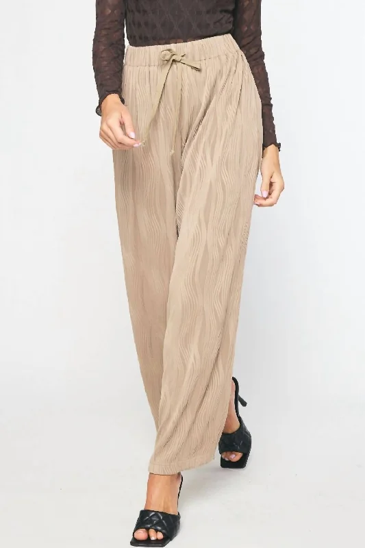 Women's Fashion Hotspots Textured Wide Leg Pant In Mocha